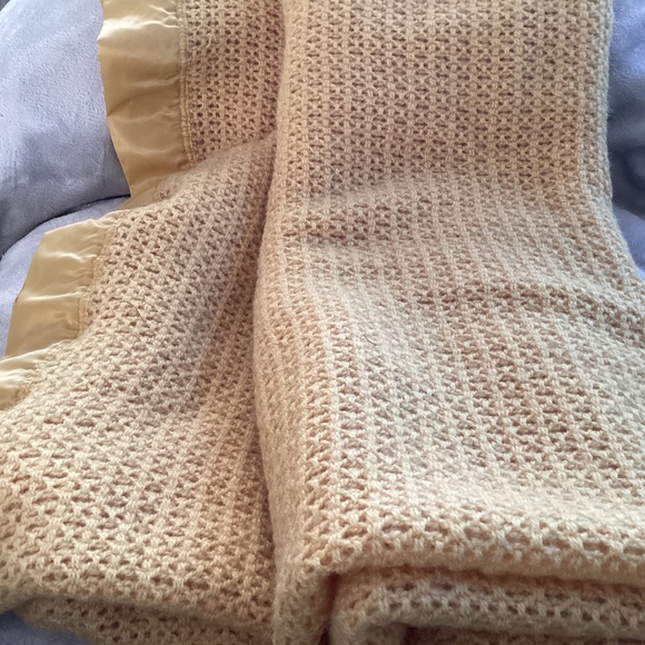 VINTAGE MUTED YELLOW/BEIGE PURE SCOTLAND WOOL SATIN TRIM BLANKET - Picture 10 of 12